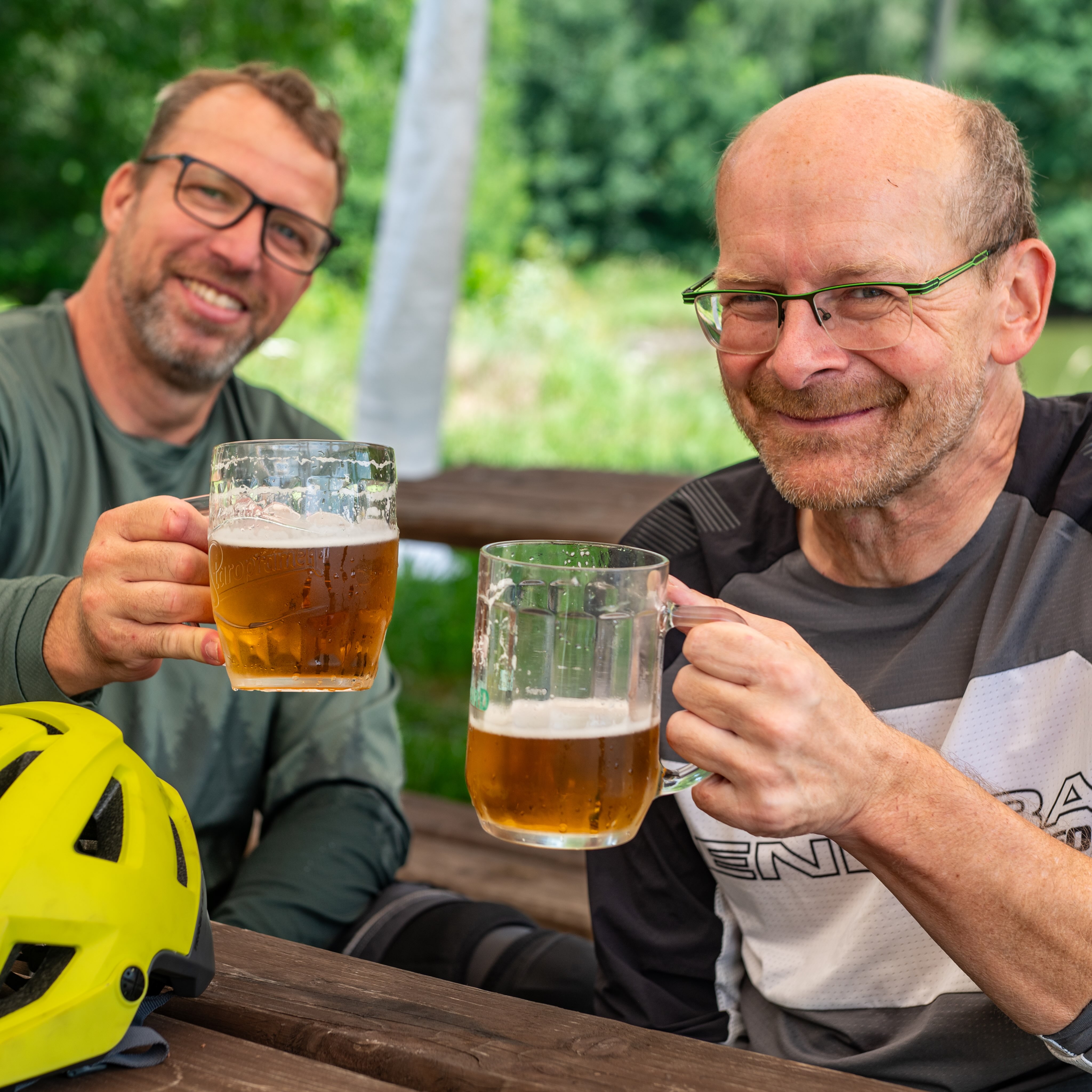 Für das @bike.magazin habe ich dem neuen Trailpark in der sächsisch-böhmischen Schweiz einen Besuch abgestattet. Der Name verspricht es schon „Borderless Trails“ @borderlesstrails.bike , ein grenzüberschreitendes Bikeangebot. Doch Achtung, wer die zukünftigen 15 Trails fahren möchte, benötigt einiges an Kondition oder kommt gleich mit dem E-Bike. Denn die ca 32 Km haben es in sich und überwinden crica 160 Höhenmeter pro Abfahrt. Noch ist nicht alles fertig, aber vor allem auf tschechischer Seite sind schon Trails befahrbar.
Gute Einstiegspunkte sind das SoliVital in @sebnitz.de und die Teiche nähe Bahnhof in @dolnipoustevna .
Wie es zum Park kam: dazu lest ihr mehr im Artikel: https://www.bike-magazin.de/touren/europa/borderless-trails-im-boehmischen-wald-auf-deutscher-seite-wird-nun-geschaufelt/
.
Mit dabei waren @kurt.727 Vendula und auch @ingo.loth haben wir getroffen.
.
#mountainbike #mtb #bike #bikemagazin #borderlesstrails