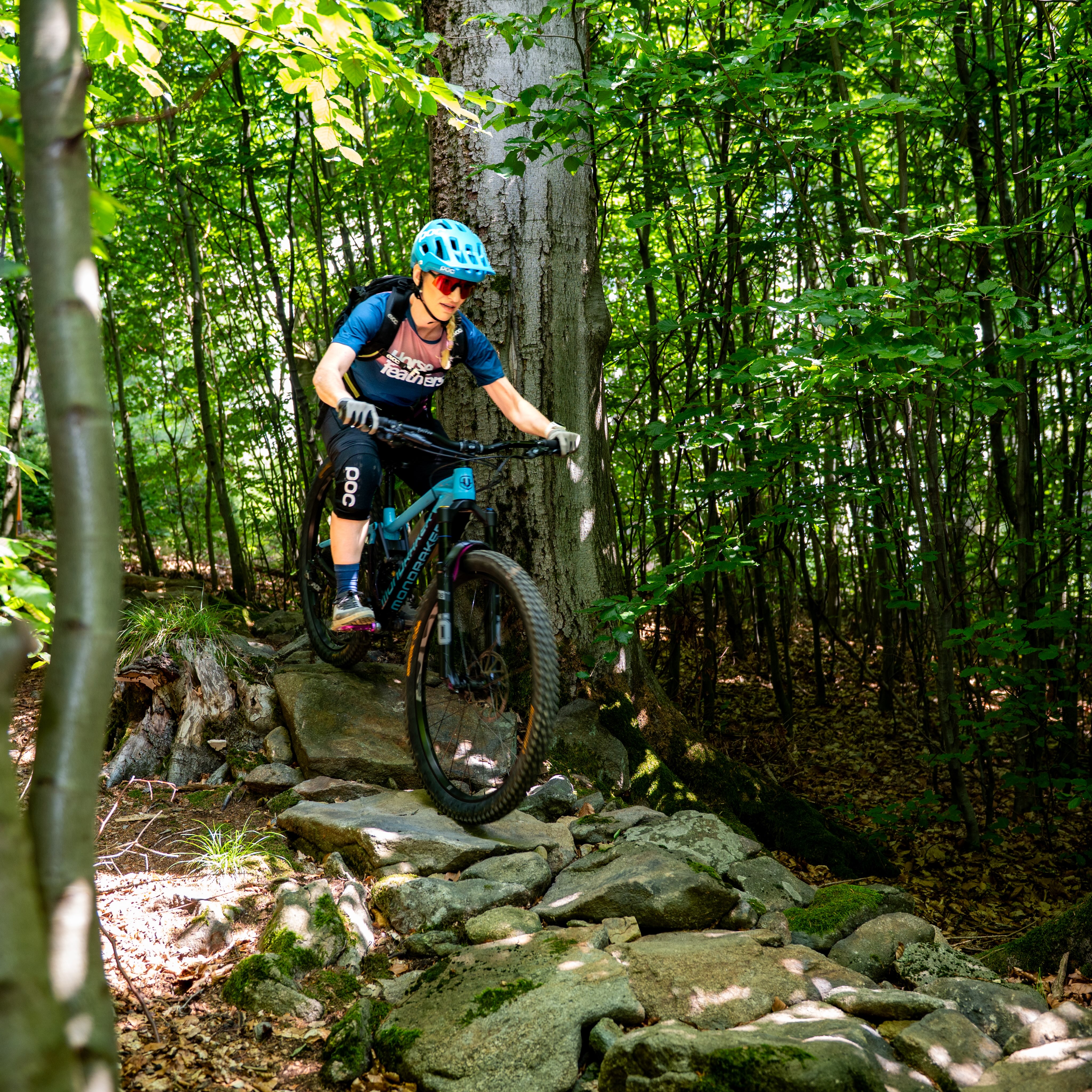 Für das @bike.magazin habe ich dem neuen Trailpark in der sächsisch-böhmischen Schweiz einen Besuch abgestattet. Der Name verspricht es schon „Borderless Trails“ @borderlesstrails.bike , ein grenzüberschreitendes Bikeangebot. Doch Achtung, wer die zukünftigen 15 Trails fahren möchte, benötigt einiges an Kondition oder kommt gleich mit dem E-Bike. Denn die ca 32 Km haben es in sich und überwinden crica 160 Höhenmeter pro Abfahrt. Noch ist nicht alles fertig, aber vor allem auf tschechischer Seite sind schon Trails befahrbar.
Gute Einstiegspunkte sind das SoliVital in @sebnitz.de und die Teiche nähe Bahnhof in @dolnipoustevna .
Wie es zum Park kam: dazu lest ihr mehr im Artikel: https://www.bike-magazin.de/touren/europa/borderless-trails-im-boehmischen-wald-auf-deutscher-seite-wird-nun-geschaufelt/
.
Mit dabei waren @kurt.727 Vendula und auch @ingo.loth haben wir getroffen.
.
#mountainbike #mtb #bike #bikemagazin #borderlesstrails