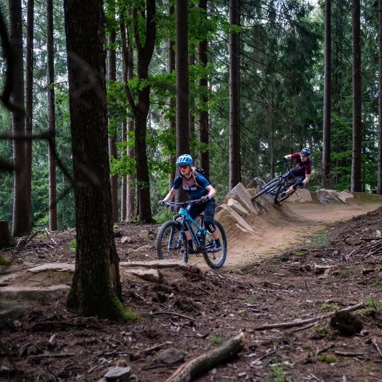 Für das @bike.magazin habe ich dem neuen Trailpark in der sächsisch-böhmischen Schweiz einen Besuch abgestattet. Der Name verspricht es schon „Borderless Trails“ @borderlesstrails.bike , ein grenzüberschreitendes Bikeangebot. Doch Achtung, wer die zukünftigen 15 Trails fahren möchte, benötigt einiges an Kondition oder kommt gleich mit dem E-Bike. Denn die ca 32 Km haben es in sich und überwinden crica 160 Höhenmeter pro Abfahrt. Noch ist nicht alles fertig, aber vor allem auf tschechischer Seite sind schon Trails befahrbar.
Gute Einstiegspunkte sind das SoliVital in @sebnitz.de und die Teiche nähe Bahnhof in @dolnipoustevna .
Wie es zum Park kam: dazu lest ihr mehr im Artikel: https://www.bike-magazin.de/touren/europa/borderless-trails-im-boehmischen-wald-auf-deutscher-seite-wird-nun-geschaufelt/
.
Mit dabei waren @kurt.727 Vendula und auch @ingo.loth haben wir getroffen.
.
#mountainbike #mtb #bike #bikemagazin #borderlesstrails