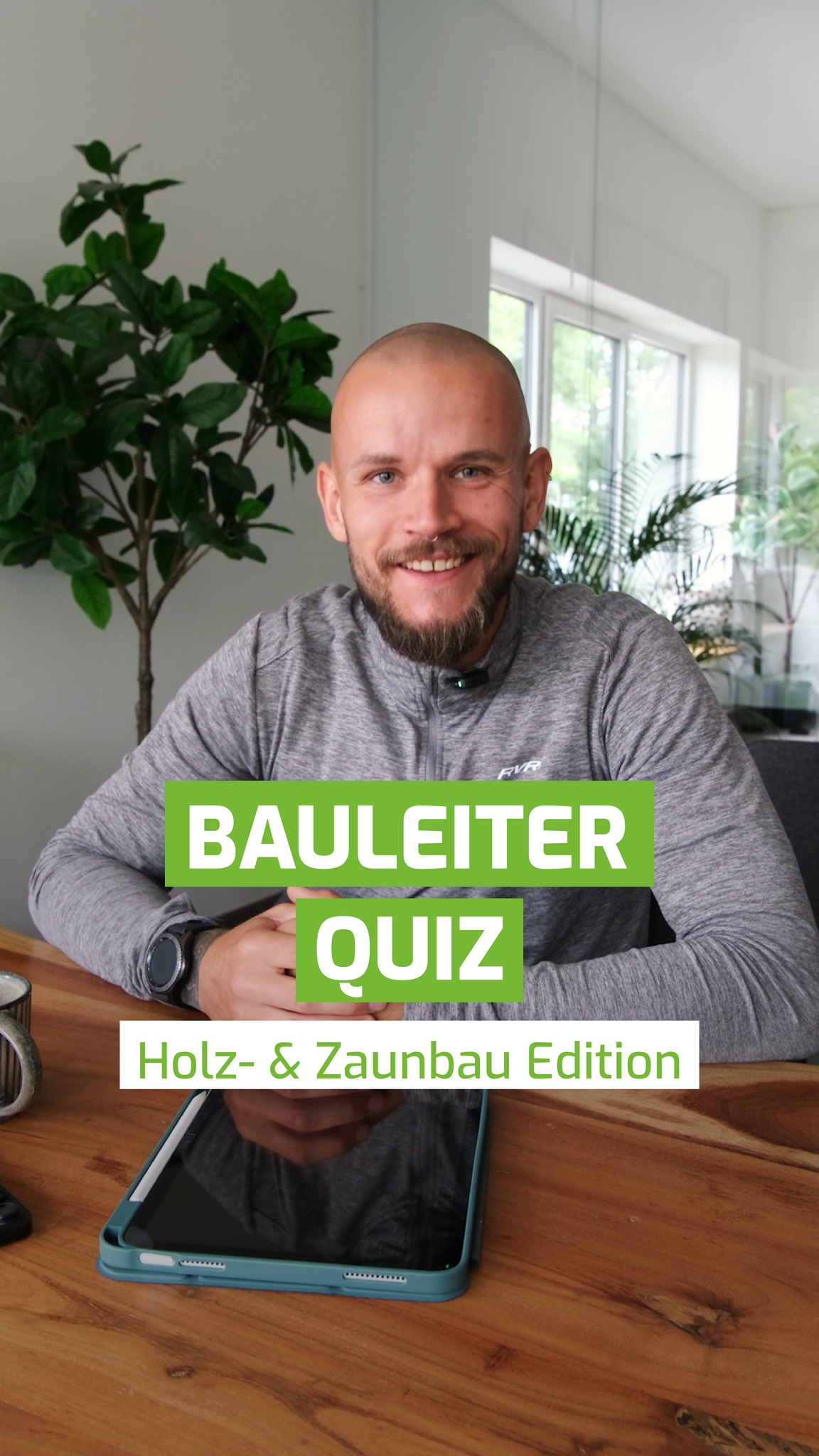 Ob Rene sich erinnert? 🤔
Unser Bauleiter für Holz- und Zaunbau stellt sich der Challenge, seine fertigen Projekte anhand von Videos zu erkennen. Und schlägt sich richtig gut!
Er ist ein Top-Ansprechpartner, wenn es um neue Zaunanlagen, Terrassen, Carports oder Unterstände geht. Und berät dich gerne, wenn du etwas im großen Umkreis von Kiel planst!
👉 Welcher Bauleiter sollte als nächstes drankommen? Welcher Bereich interessiert dich?