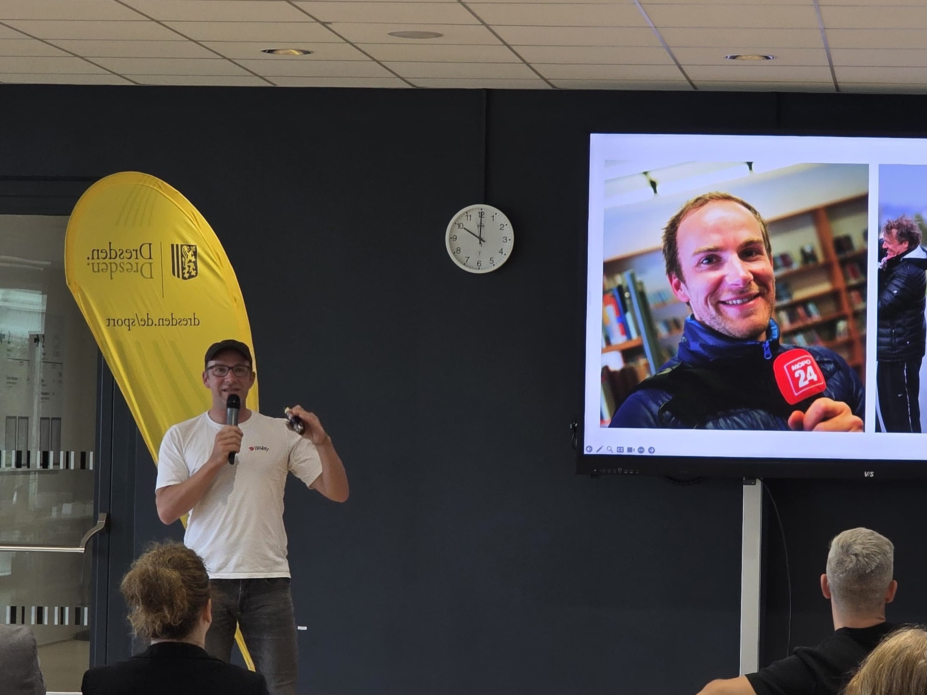25 Jahre Markus in Dresden. 25 Jahre Eigenbetrieb Sportstätten der @landeshauptstadt_dresden . Was auf dem ersten Blick nichts miteinander zu tun hat, ist eine Vierteljahrhundert gemeinsames wachsen.
Zum Jubiläum durfte ich in einer Keynote einen ganz subjektiven Rückblick wagen und nach vorn schauen. Danke für die Einladung und den jahrelangen Support bei den vielen Veranstaltungen, welche wir auf den Weg gebracht haben - trotz der ein oder anderen Reiberei, um Genehmigung, Gebühren oder Förderungen. Im Rückblick bin ich ziemlich stolz auf das was alles gemeinsam entstanden ist. Herzlichen Glückwunsch zum Jubiläum.