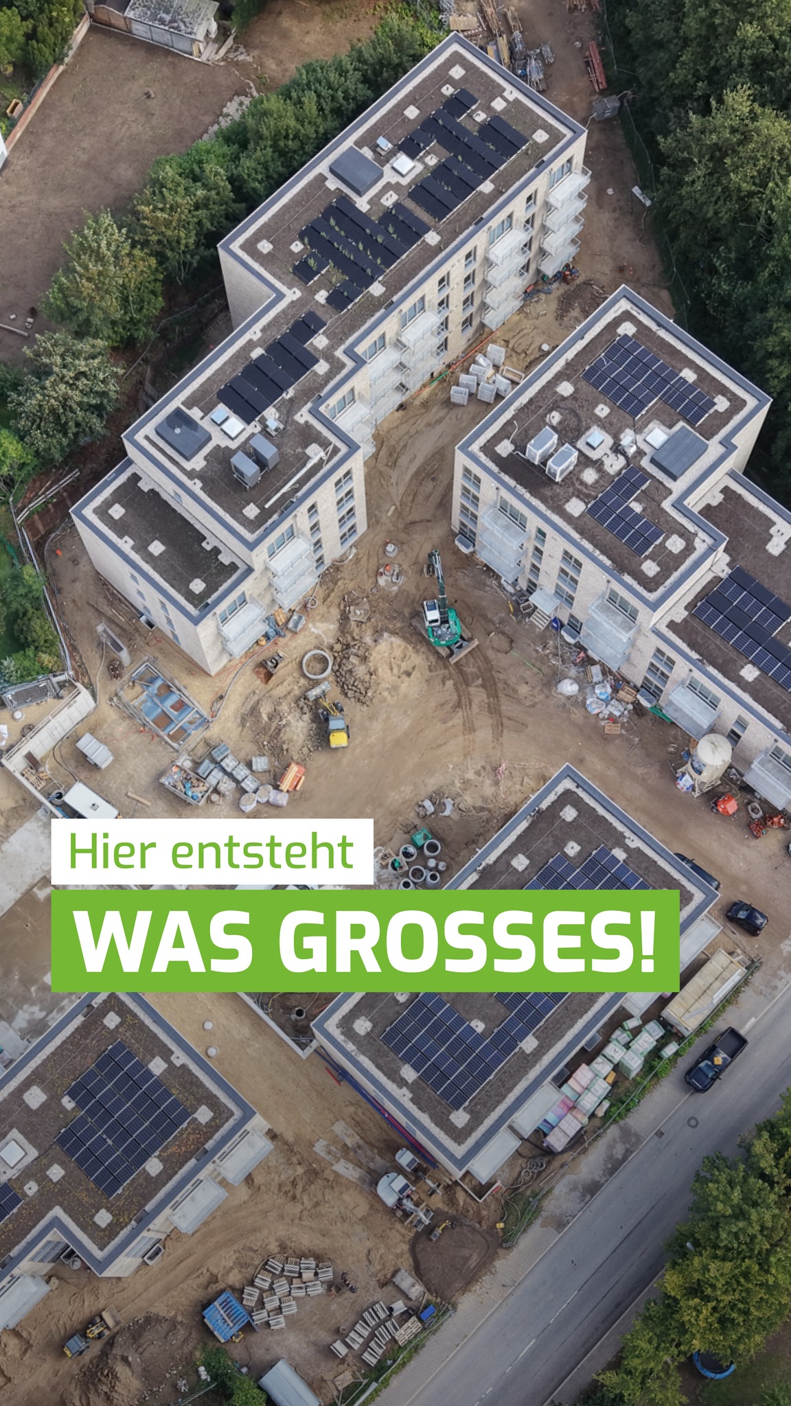 🚧 Hier entsteht was Großes!
Auf dieser Neubau-Großbaustelle für Sozialwohnungen haben wir die ersten Außenarbeiten gestartet. Hier entsteht eine Zufahrt für LKW, doch das ist erst der Anfang.
In den nächsten Monaten geht es hier im Kieler Stadtteil Neumühlen-Dietrichsdorf ordentlich weiter: Pflasterflächen, Winkelstützwände, Bäume, Beete, Hecken und jede Menge Rasen stehen auf dem Plan. 🌳🌿
4 bis 6 oar-Kollegen sind regelmäßig vor Ort und sorgen Stück für Stück dafür, dass aus der Baustelle eine fertige Außenanlage wird.
Wir nehmen euch bei diesem Projekt mit und zeigen euch die nächsten Schritte. 👀Du willst das nicht verpassen? Dann folge uns!
@pgh.gruppe #galabau #garten #außenanlagen #kiel