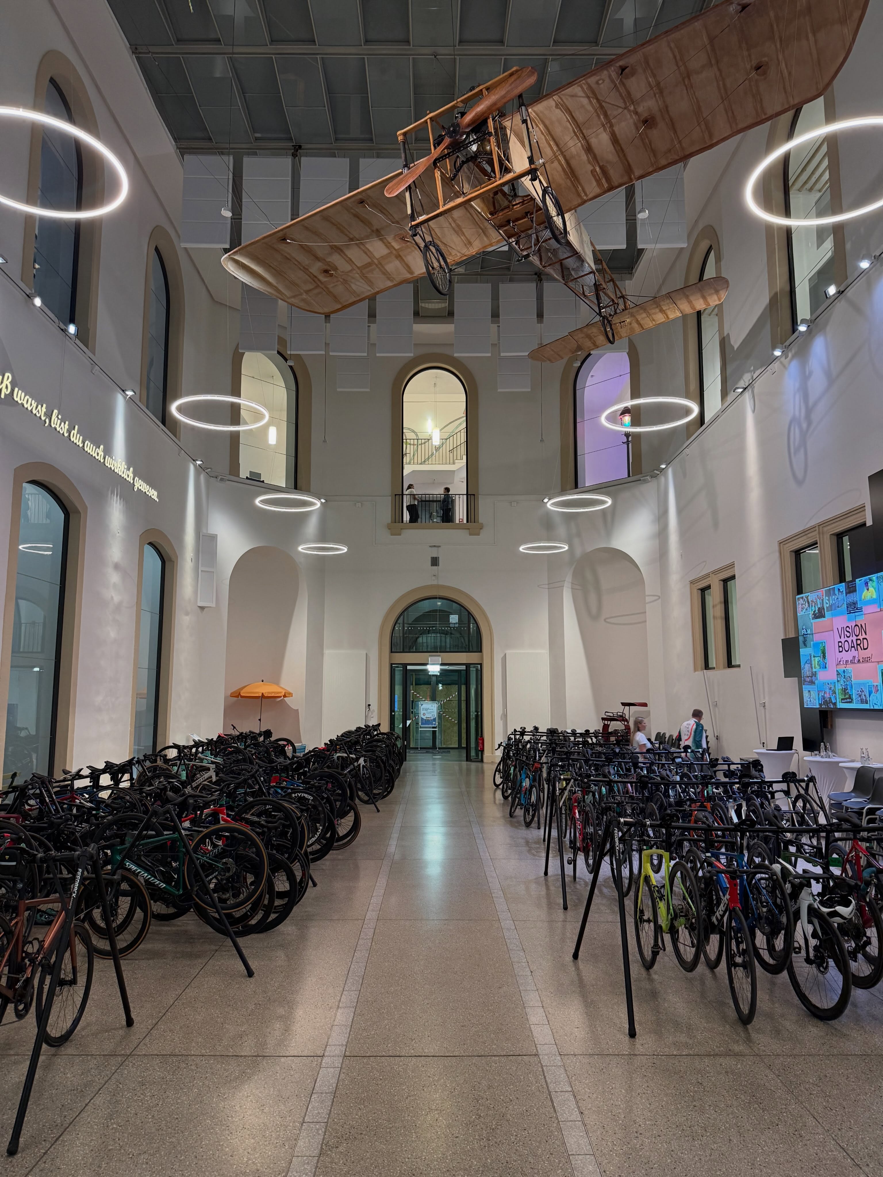 Spannendes Radwochenende in Dresden. Nicht nur Ulle wiedergetroffen, auch @bespoked.cc Messe am Flughafen, mit der sächs. Wirtschaftsförderung Radindustrieprogramm (krass was es in Sachsen dazu alles gibt), @europeanpeaceridede mit einer Station in Dresden mit der besten Fahrradgarage der Stadt (@verkehrsmuseum ) und ein bisschen Subkultur in der Neustadt @thaliakinodresden :-)
@simplysaxony