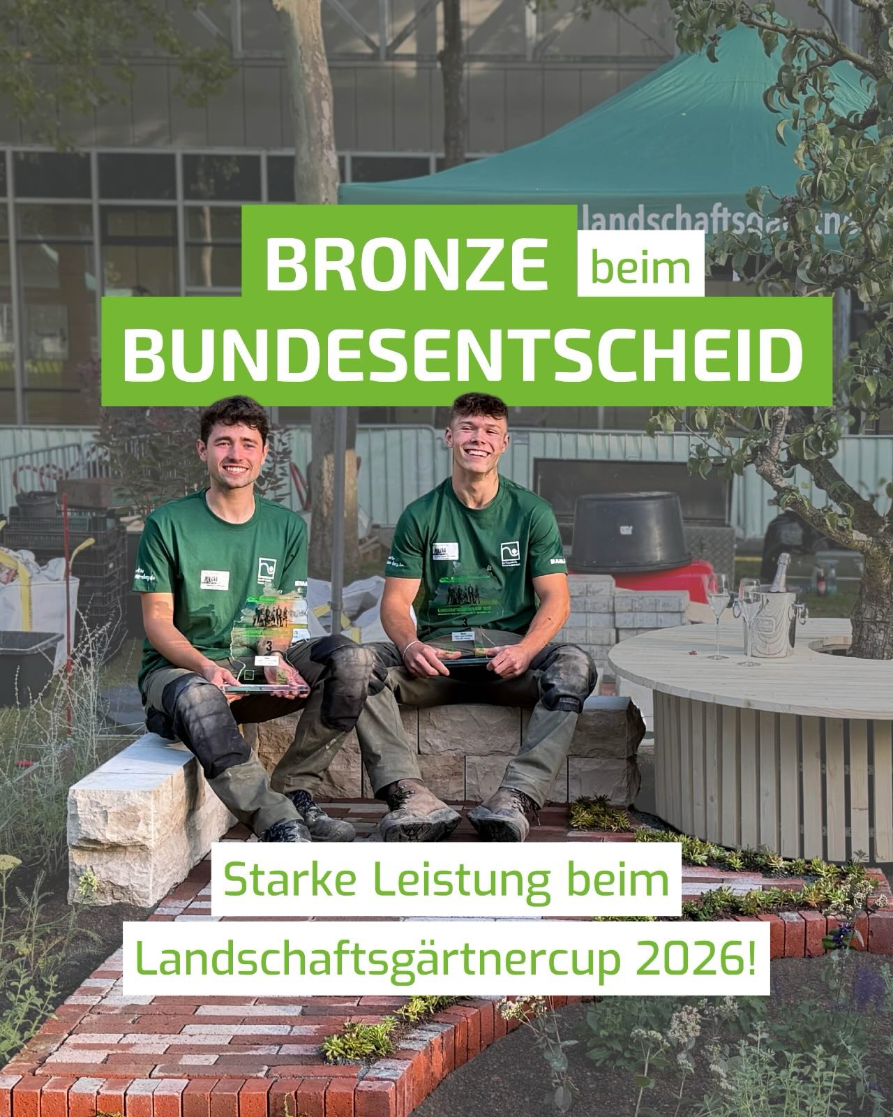 🥉 Das war der Landschaftsgärtner-Cup 2026!
Was für ein Abschluss für Hannes und Leon: Beim Landschaftsgärtner-Cup in Nürnberg haben die beiden den 3. Platz geholt.
In 15 Stunden entstand auf 16 m² ein schicker Tiny Garden. Mit Naturstein, Klinker, Holz und natürlich jeder Menge Pflanzen. Am Ende überzeugte ihre Arbeit die Jury und brachte ihnen einen Platz auf dem Podium.
Für uns bei oar ist das ein richtig großer Erfolg. Umso mehr freuen wir uns, Hannes bei diesem Weg begleitet zu haben. 💪🌿
Herzlichen Glückwunsch, Hannes und Leon! 🏆
Quelle der Bilder 2 und 4: AuGaLa/Carolin Tietz
#landschaftsgärtnercup #landschaftsgärtner #galabau @galabau.nord @bgl_galabau @galabauexpo @die_landschaftsgaertner