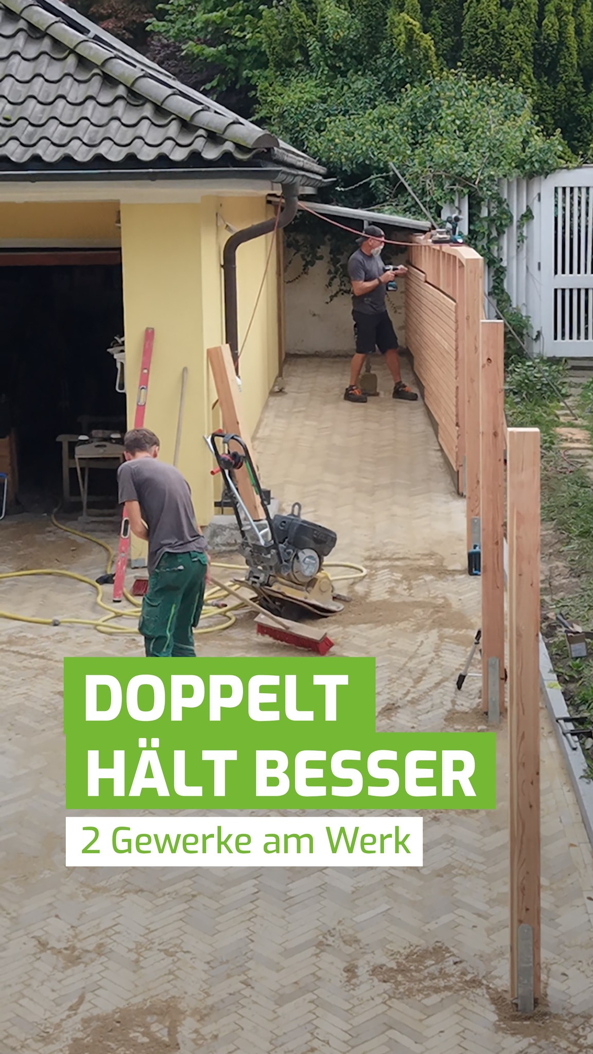 Eine Baustelle, zwei Gewerke, das heißt ordentlich Tempo. 🔨💥
Während die Steinsetzer den Fischgrätenverband als letzten Schritt schlemmen, baut das Holzbauteam direkt daneben den neuen Zaun.
Parallel arbeiten, sauber abstimmen und gemeinsam fertig werden. So läuft’s.
#galabau #holzbau #pflasterarbeiten #baustelle #teamwork